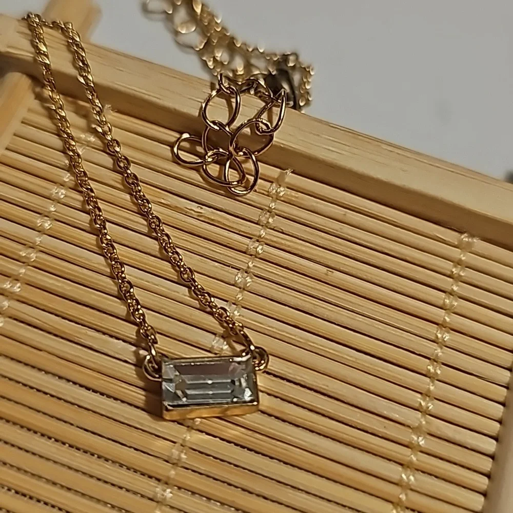 Golden Sparkling Necklace - Picture 2 of 3